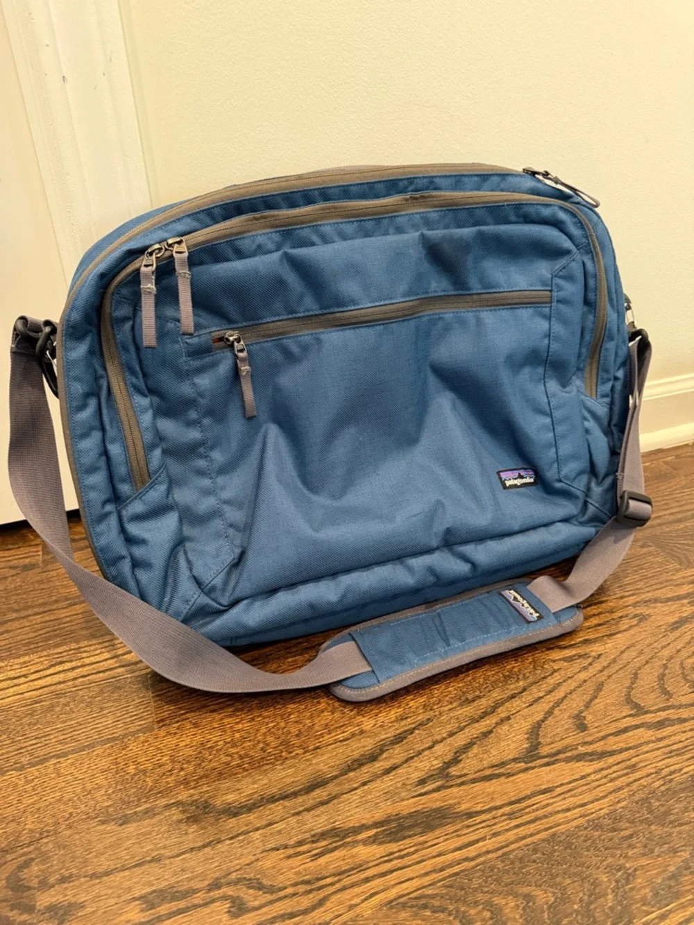 Patagonia Transport Shoulder Bag 26L messenger laptop travel bag